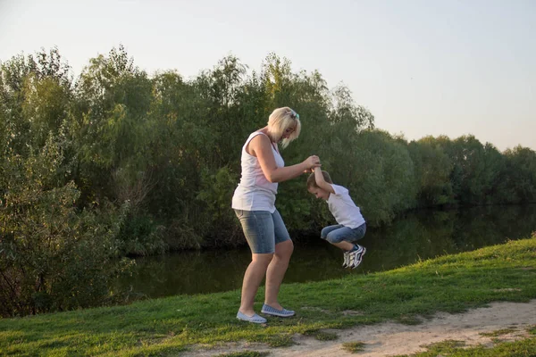 Szép Boldog Anya Szórakozik Fia Természet Tavasszal Vagy Ősszel — Stock Fotó