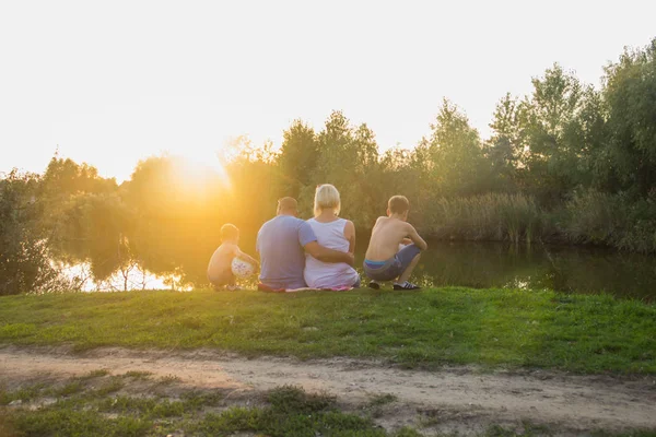 Happy Family Sit Lake Watch Sunset — Stock Photo, Image