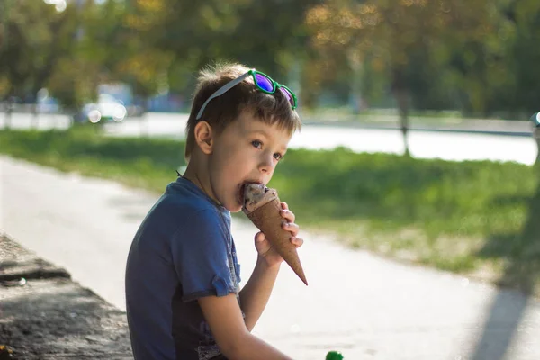 Menino Senta Come Sorvete Chocolate — Fotografia de Stock