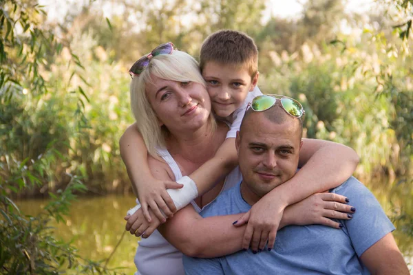 Gelukkige Ouders Met Plezier Spelen Met Het Kind Natuur — Stockfoto