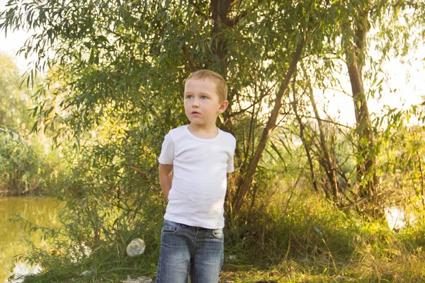 Niño Rubio Jugando Bailando Divirtiéndose Naturaleza Pantalones Cortos Mezclilla Camiseta — Foto de Stock