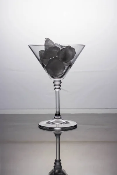 Verre Cocktail Avec Des Morceaux Glace Sur Une Table Miroir — Photo