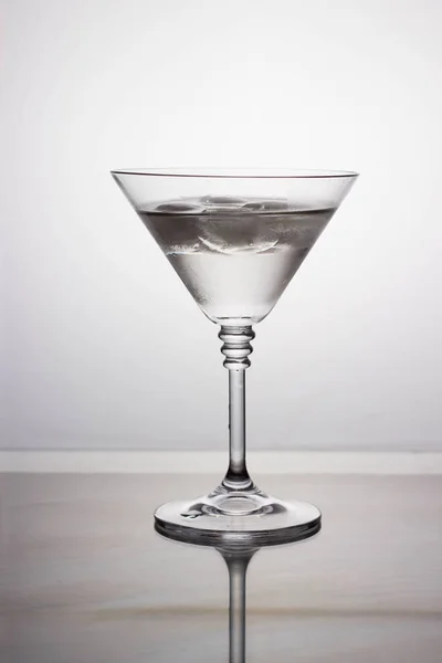 Bicchiere Cocktail Con Bevanda Fondo Chiaro Con Riflessione Tavolo Specchio — Foto Stock