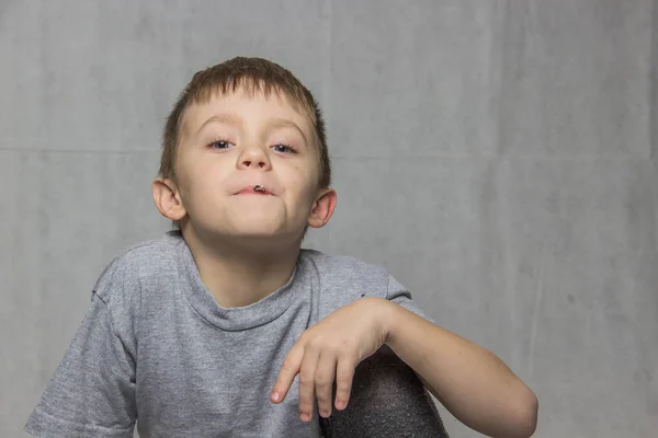 灰色の シャツを作る顔の少年 — ストック写真
