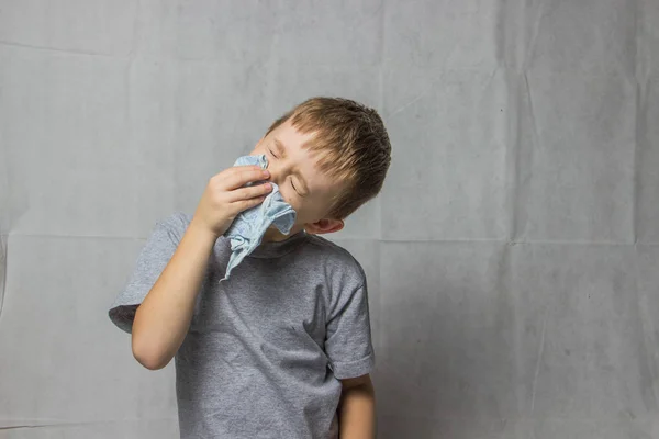 Ein Junge Einem Grauen Shirt Mit Einem Taschentuch Vor Der — Stockfoto