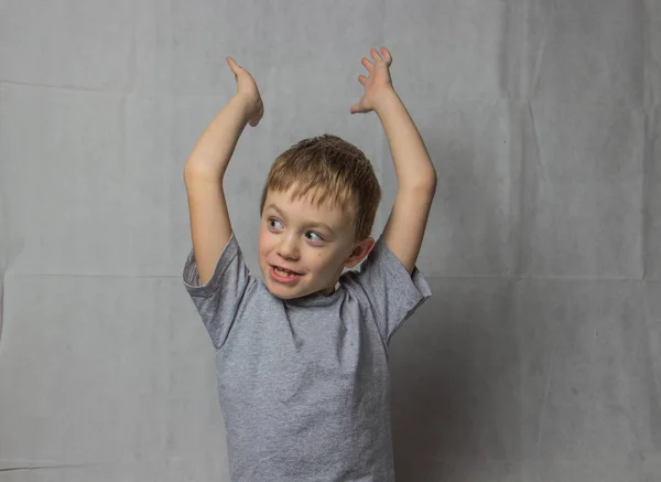 Der Junge Grauen Shirt Hob Freudestrahlend Die Hände Und Jubelte — Stockfoto