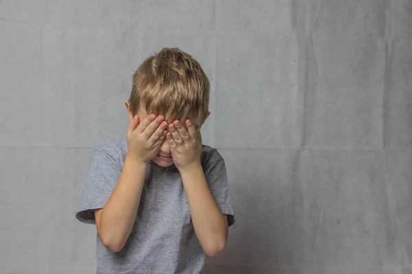 Der Junge Grauen Shirt Verdeckte Sein Gesicht — Stockfoto