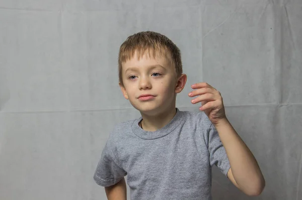 Αγόρι Ένα Γκρι Shirt Δυσφορία Αμηχανία — Φωτογραφία Αρχείου