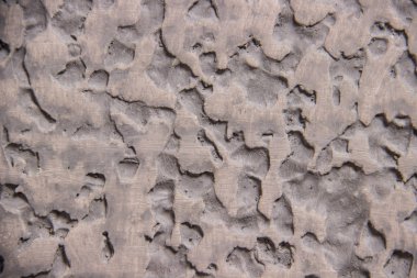 Çeşitli şekiller yakın çekim delik ile dokusal arka planı gri