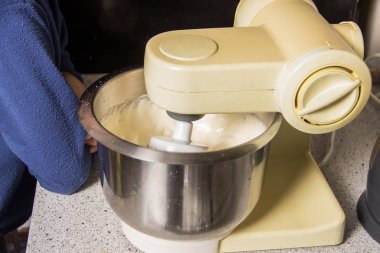 Maddeler ekleyerek Hamur karıştırıcı, cupcakes için çocuk mutfakta kneads