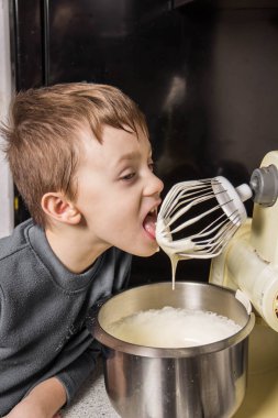 Maddeler ekleyerek Hamur karıştırıcı, cupcakes için çocuk mutfakta kneads
