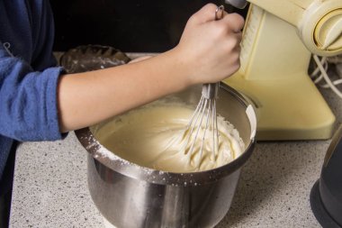 Çırpma teli malzemeyi karıştırın hamur ile demir kase