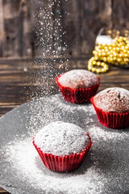 Çikolatalı kek üzerine krema şeker ile karanlık bir arka plan