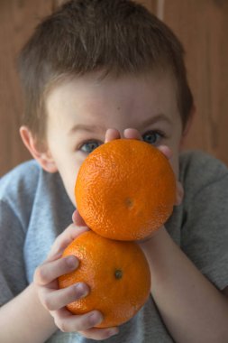 Portakal beyaz bir arka plan üzerinde olan Avrupa Sarışın çocuk portresi