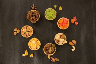 Fındık, Kuru meyve gözleme bardak koyu deri arka planda bir çiçek ya da daire şeklinde