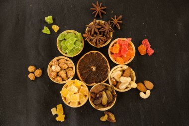 Fındık, Kuru meyve gözleme bardak koyu deri arka planda bir çiçek ya da daire şeklinde