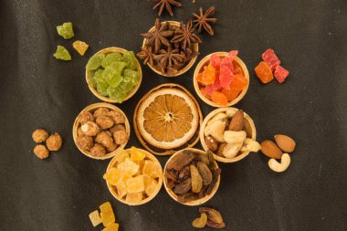 Fındık, Kuru meyve gözleme bardak koyu deri arka planda bir çiçek ya da daire şeklinde