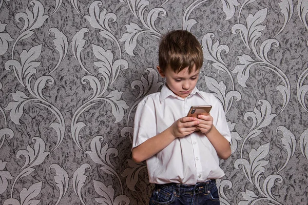 Pojken Vit Skjorta Med Telefon Hans Händer — Stockfoto