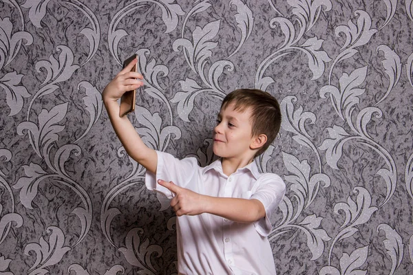 Мальчик Белой Рубашке Телефоном Руках — стоковое фото