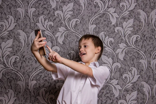 Jongen Een Wit Overhemd Met Een Telefoon Zijn Handen — Stockfoto