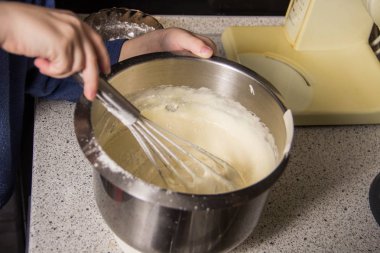 Bir demir kapta Hamur Yoğurma işlemi