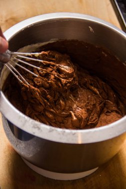 Bir demir kapta Hamur Yoğurma işlemi