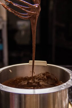 Bir demir kapta Hamur Yoğurma işlemi