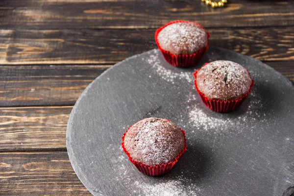 Muffins Chocolate Fundo Escuro Com Açúcar Confeiteiro — Fotografia de Stock