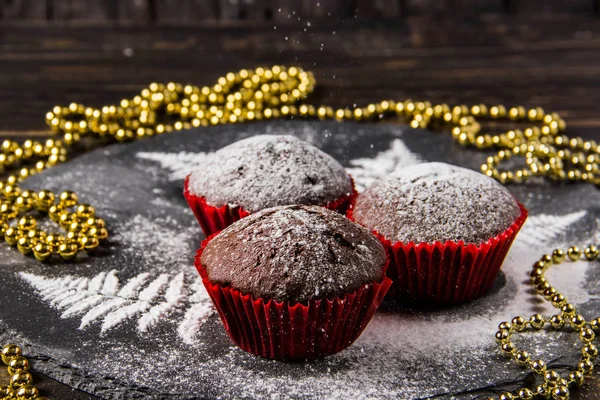 Muffins Chocolate Fundo Escuro Com Açúcar Confeiteiro — Fotografia de Stock