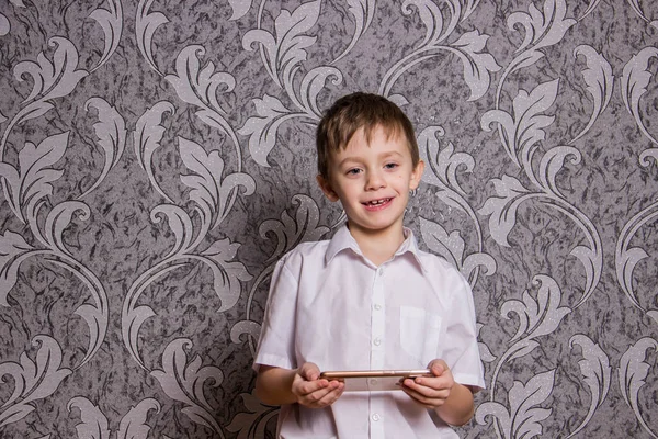 Мальчик Белой Рубашке Телефоном Руках — стоковое фото