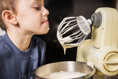 Bir çocuk mutfakta çikolata cupcakes için hamur yoğurma