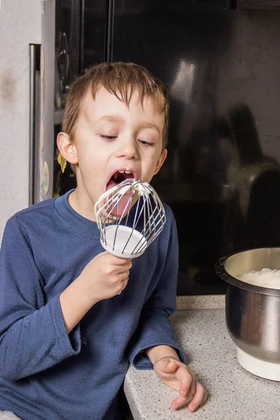 Мальчик Кухне Смешивает Тесто Шоколадных Кексов — стоковое фото