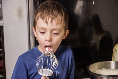 Bir çocuk mutfakta çikolata cupcakes için hamur yoğurma