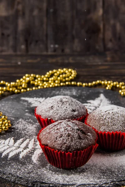 Muffins Chocolate Fundo Escuro Com Açúcar Confeiteiro — Fotografia de Stock