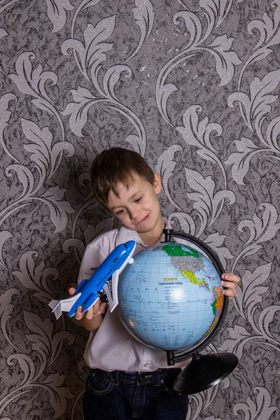 Niño Con Globo Avión Sus Manos Elige País Para Viajar — Foto de Stock