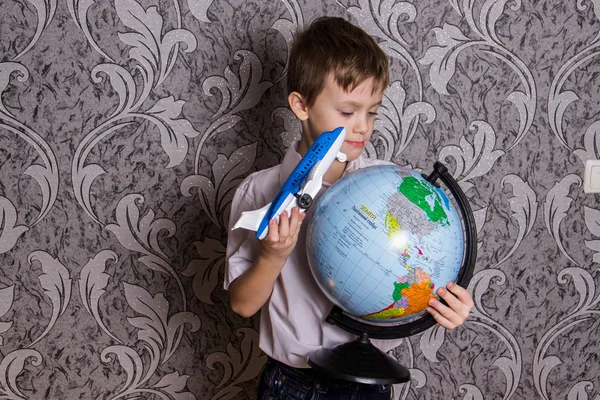 Niño Con Globo Avión Sus Manos Elige País Para Viajar — Foto de Stock