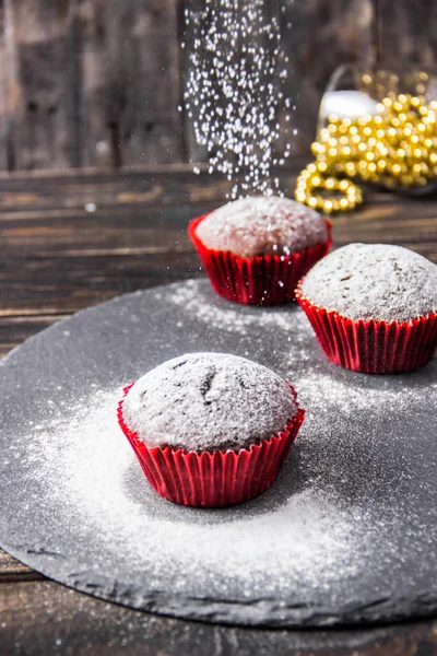 Três Muffins Chocolate Fundo Escuro Com Açúcar Confeiteiro — Fotografia de Stock