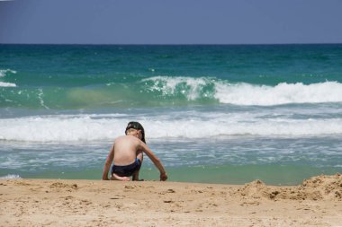 Adam mavi deniz ihale plaj dinleniyor
