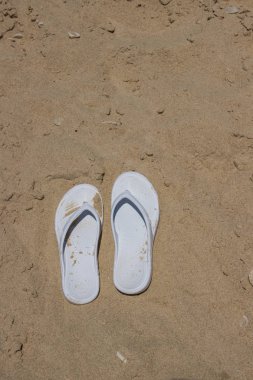 Kum deniz üzerinde beyaz kadın terlik yalan