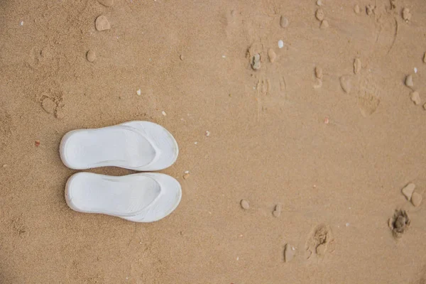 Kum deniz üzerinde beyaz kadın terlik yalan