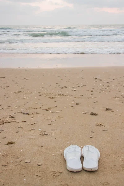 Chinelos Femininos Brancos Jazem Areia Junto Mar — Fotografia de Stock