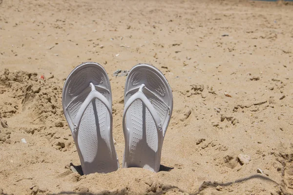 Weiße Frauenschuhe Liegen Sand Meer — Stockfoto