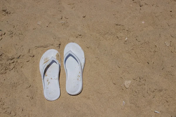 Kum deniz üzerinde beyaz kadın terlik yalan