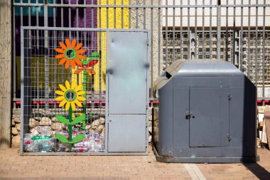 Çöp ve onun daha fazla işleme ayırmak için çöp konteyner