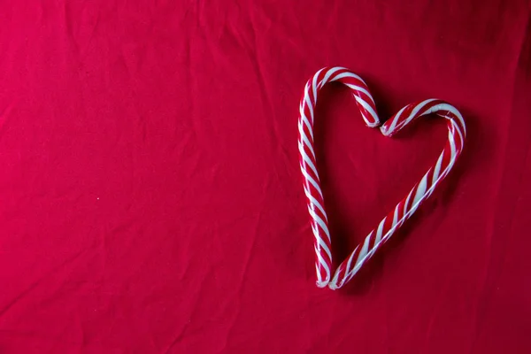 Rot Weißes Herz Aus Bonbons Auf Roter Leinwand Mit Leerem — Stockfoto
