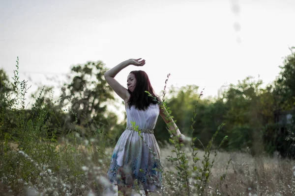 Bella Ragazza Abito Luminoso Ballare Nel Campo — Foto Stock