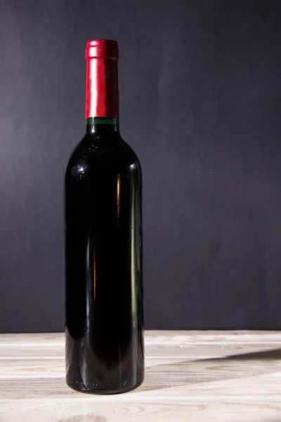 Volledige Fles Rode Wijn Een Donkere Achtergrond — Stockfoto