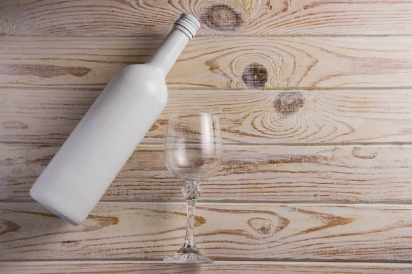 Λευκό Ματ Μπουκάλι Κόκκινο Κρασί Ένα Ποτήρι Ανοιχτόχρωμο Φόντο Ξύλινη — Φωτογραφία Αρχείου