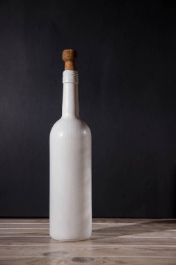 Beyaz şişe şarap ahşap bir masa üzerinde duran