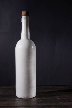 Beyaz şişe şarap ahşap bir masa üzerinde duran